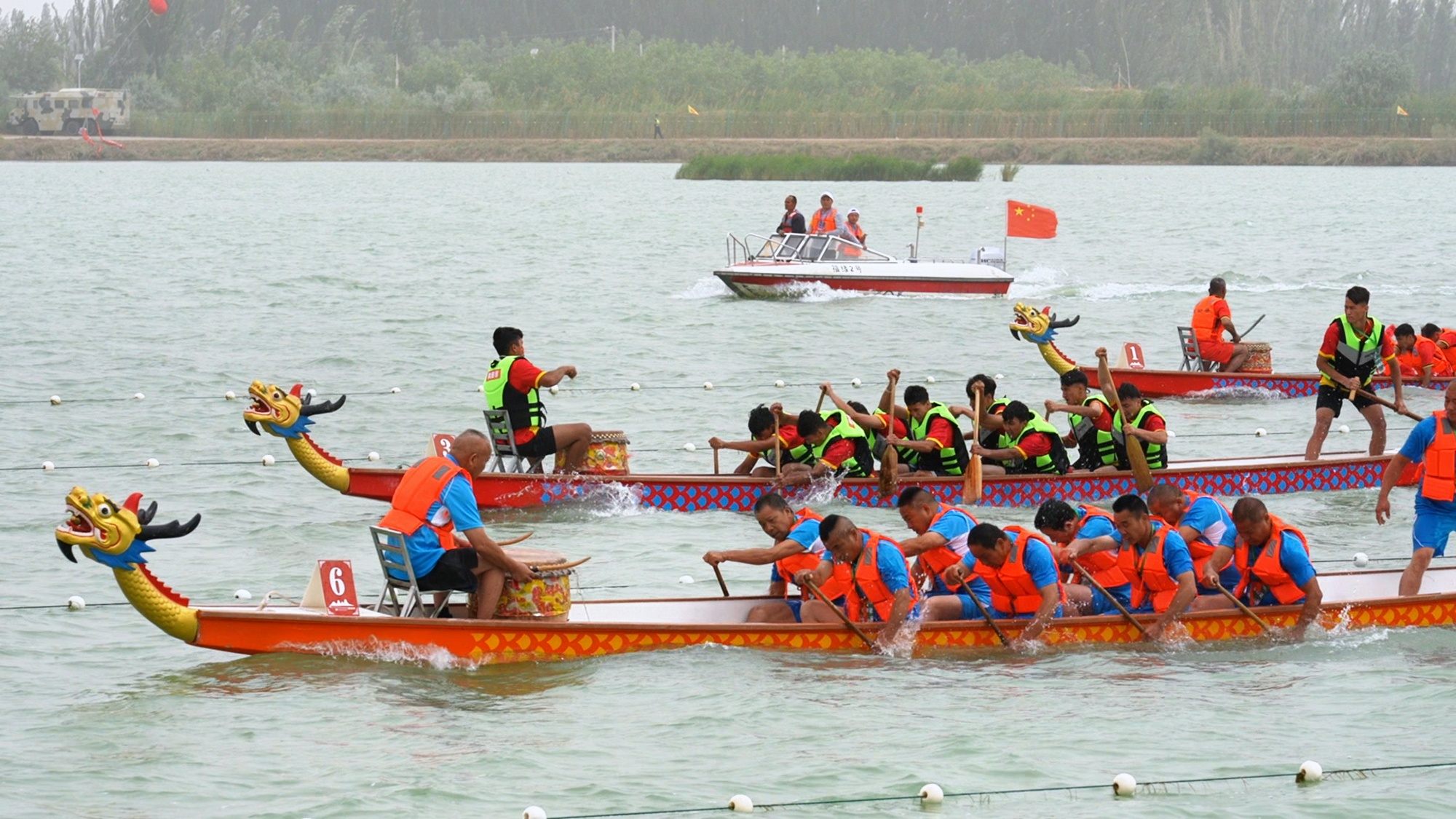 “和”舞龙腾！2025年和田地区龙舟赛驰骋墨玉县拉里昆国家湿地公园(图2)