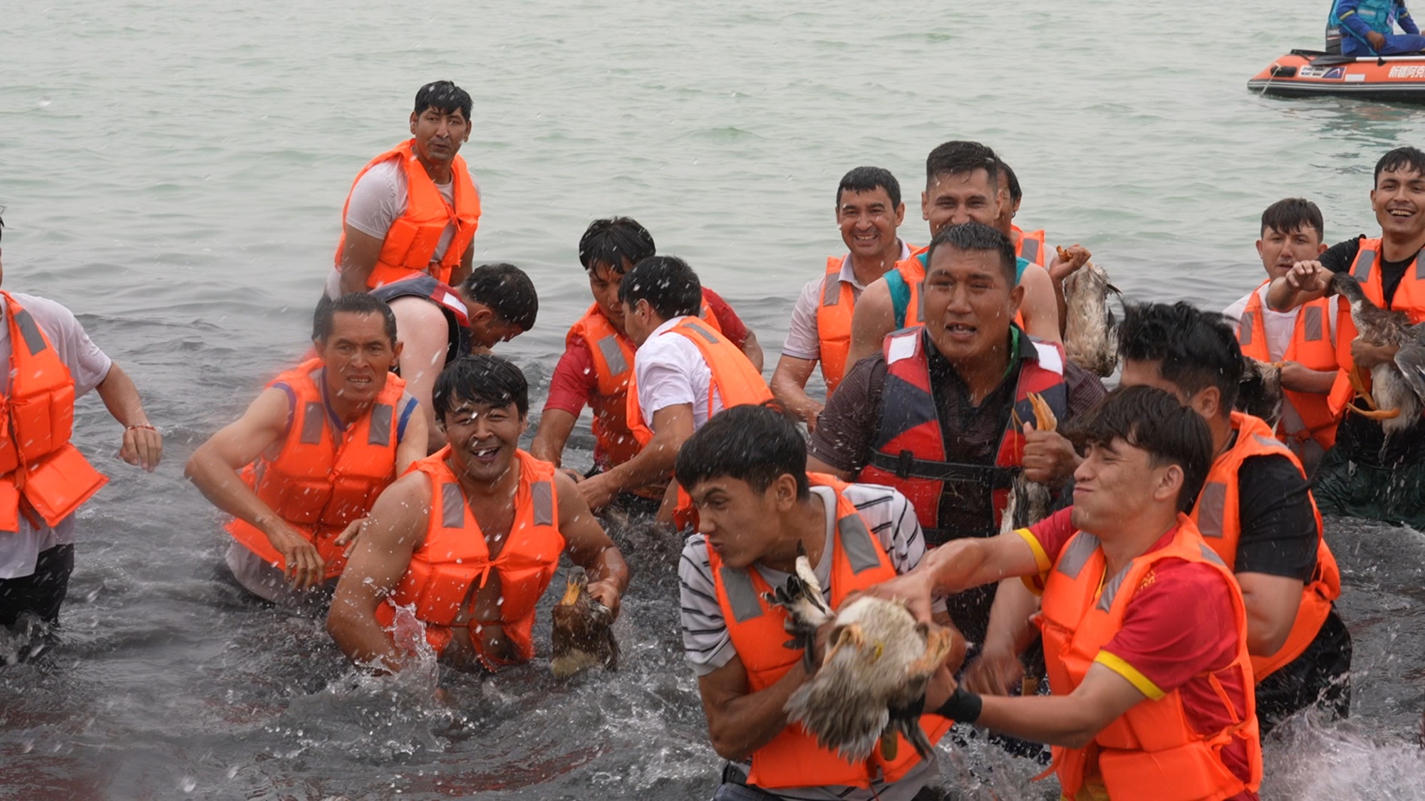 “和”舞龙腾！2025年和田地区龙舟赛驰骋墨玉县拉里昆国家湿地公园(图4)