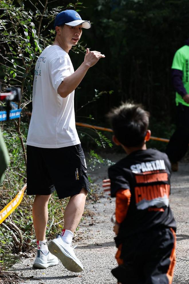 可爱!马龙：我不太辅导两个孩子写作业我光负责小孩体育方面的事(图1)