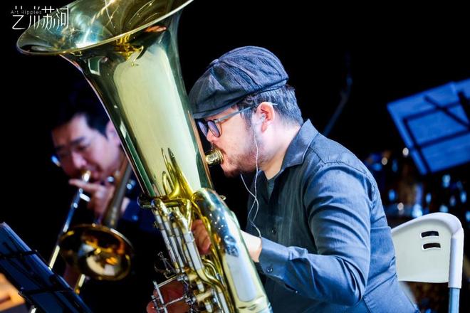 艺术圈上大分!苏州河畔变身巨型舞台(图1)