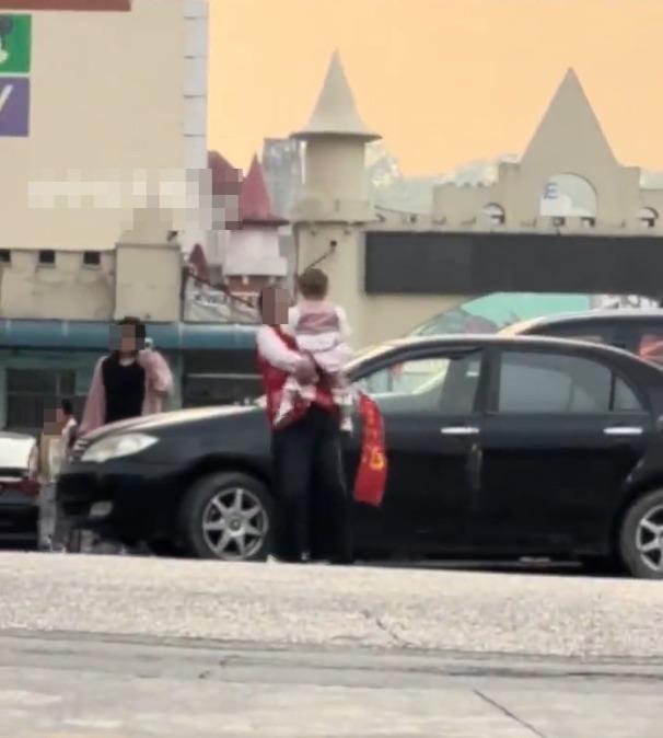 深圳一名幼儿园家长带幼儿在马路上值护学岗怕孩子乱跑紧拽其衣领教育局工作人员：正核实按要求是自愿报名(图2)
