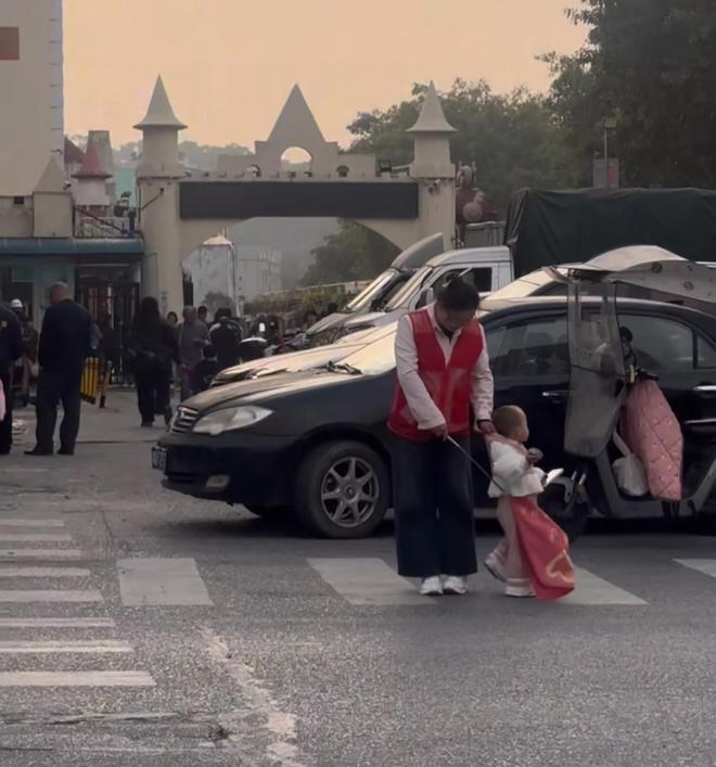 深圳一家长带幼儿在马路上护学引热议幼儿园称有人员看管小孩教育局:家长坚持参加(图1)