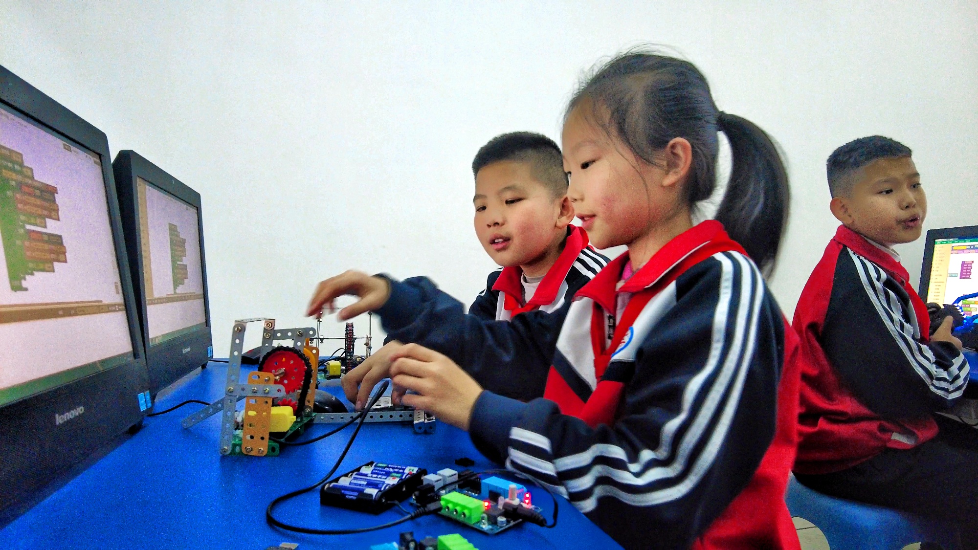 奎屯市第三小学绘就人工智能教育新图景(图1)